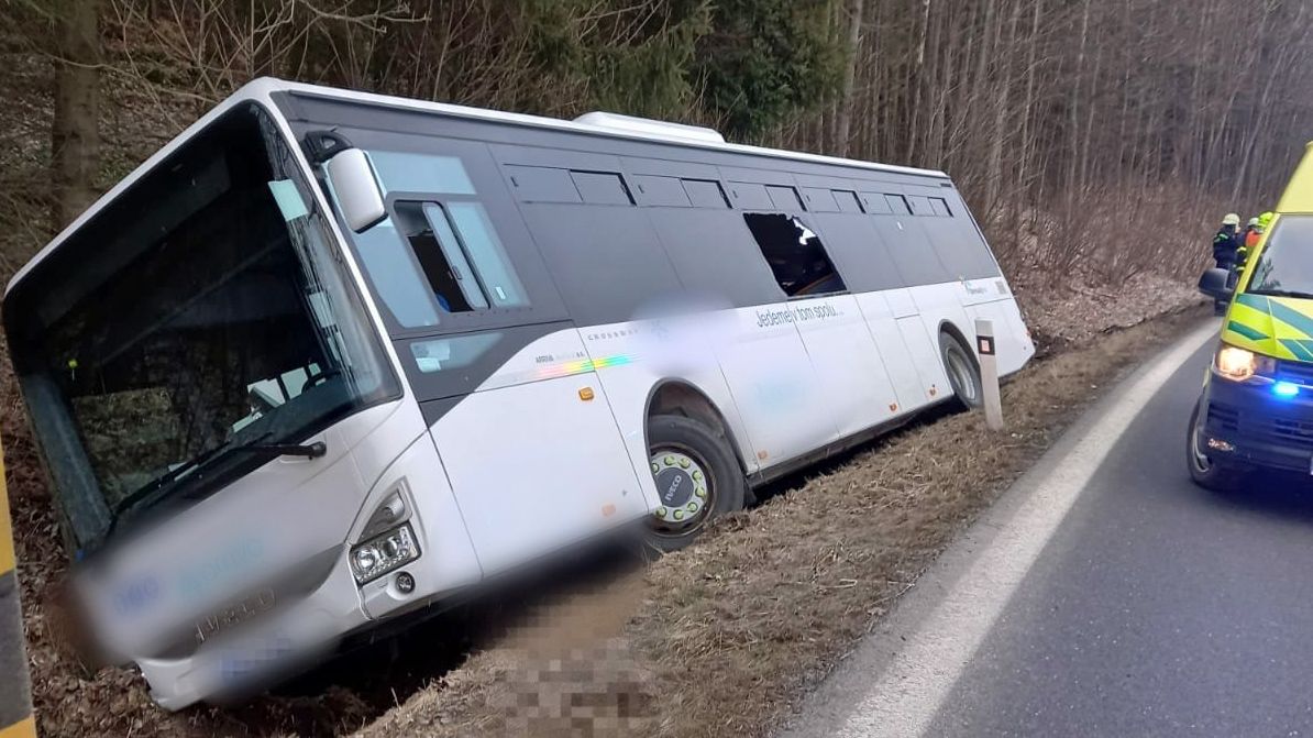 Na Šumpersku sjel autobus do příkopu, jeden zraněný